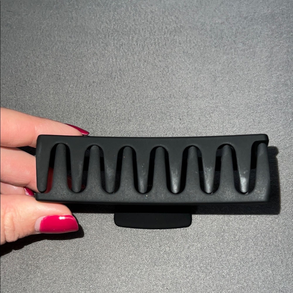 Medium Black Hair Claw Clip - Picture 3 of 4